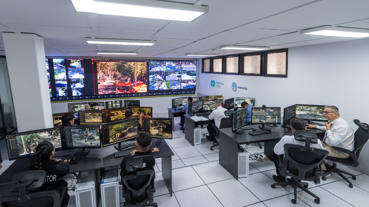 UlpianoSuarez's tweet photo. 𝗣𝗥𝗜𝗠𝗘𝗥𝗢 𝗟𝗔 𝗦𝗘𝗚𝗨𝗥𝗜𝗗𝗔𝗗

Con prioridades claras y una fuerte inversión municipal, presentamos el nuevo Centro de Operaciones y Videovigilancia de la Ciudad, un espacio equipado con tecnología de última generación que nos permite mejorar la prevención, al que se integra el Anillo de Videovigilancia para optimizar la respuesta y cuidar mejor a cada vecino.

Esta integracion implica que en un mismo lugar el trabajo de preventores y policía, se fortalece la coordinación y hace más eficiente el uso de los recursos en la calle. Más cámaras, mejor monitoreo y decisiones en tiempo real para actuar cuando más se necesita.