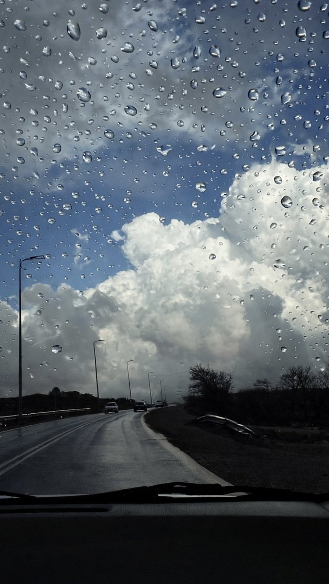 Omniaty_20's tweet photo. هَلّت سَحايبها من الحُبّ هتّان 🌧️🤎 https://t.co/qW9RXaTczH