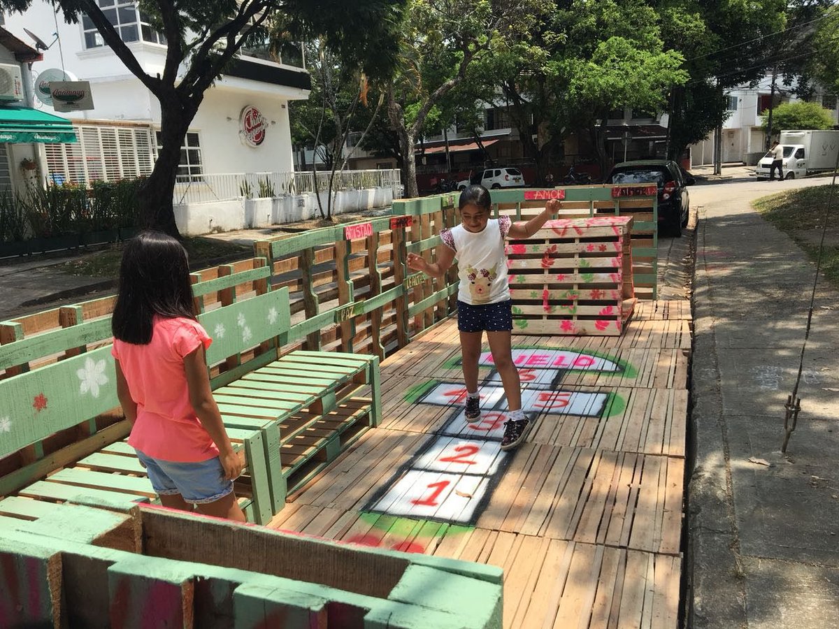 FredyBCiudad's tweet photo. Hace exactamente 8 años con un grupo de amigos nos gestionamos los recursos para hacer un taller de urbanismo táctico, llevar la gente a tejer y poner en cuestión el uso indebido del parqueo. Lo mejor es que todas hoy, siguen con el mismo espíritu inquieto. https://t.co/IC5NOnak4I