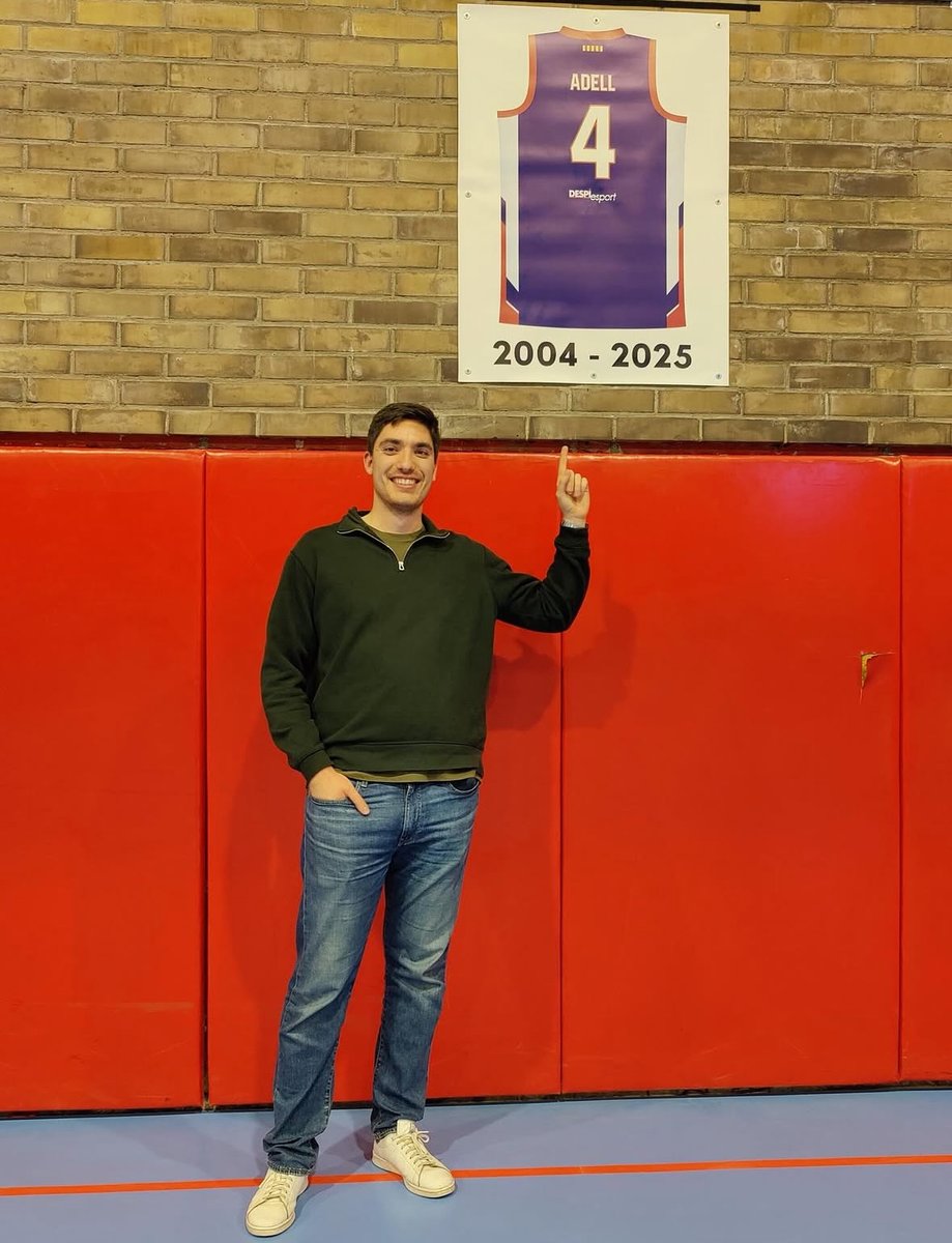 DespiPlus's tweet photo. 🏀 El @bcsjd ha retirado por primera vez una camiseta en su historia.
El 4 de Diego Adell ya cuelga en el Pavelló Francesc Calvet.
21 años, dos ascensos y un legado eterno. #SantjoanDespi #DespiPlus #BCSJD https://t.co/svuqntkaL4