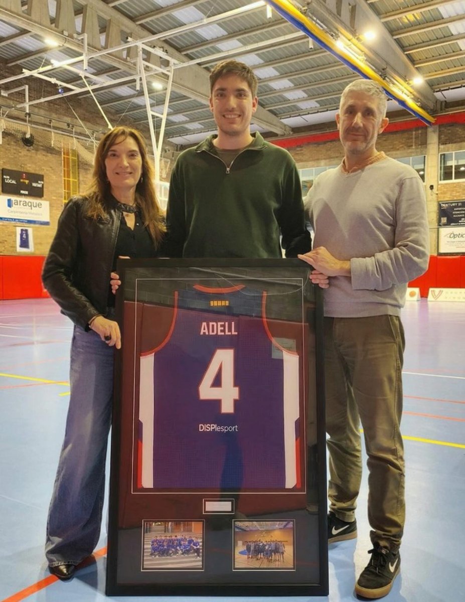 DespiPlus's tweet photo. 🏀 El @bcsjd ha retirado por primera vez una camiseta en su historia.
El 4 de Diego Adell ya cuelga en el Pavelló Francesc Calvet.
21 años, dos ascensos y un legado eterno. #SantjoanDespi #DespiPlus #BCSJD https://t.co/svuqntkaL4