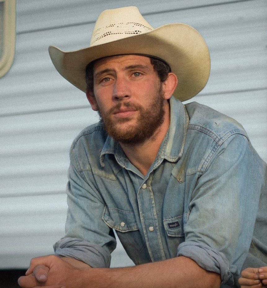 B. ☾⭒.˚ tweet media