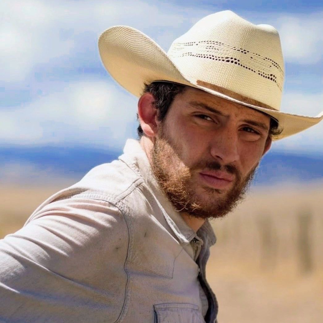 B. ☾⭒.˚ tweet media