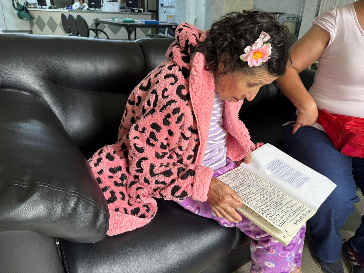 HospAdultoMayor's tweet photo. Hoy la Sra. Bernarda y su hija Emma agradecen la atención recibida.
🥰Su felicidad se refleja en su sonrisa, que nos inspira a seguir brindando un servicio humano, cálido y de calidad.
#HAIAM
@Salud_Ec
@Salud_CZ9 https://t.co/mEeph0YZJP