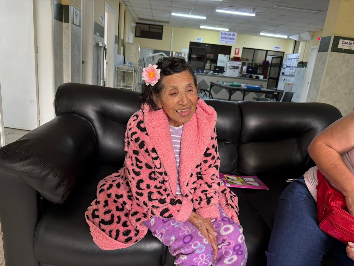 HospAdultoMayor's tweet photo. Hoy la Sra. Bernarda y su hija Emma agradecen la atención recibida.
🥰Su felicidad se refleja en su sonrisa, que nos inspira a seguir brindando un servicio humano, cálido y de calidad.
#HAIAM
@Salud_Ec
@Salud_CZ9 https://t.co/mEeph0YZJP