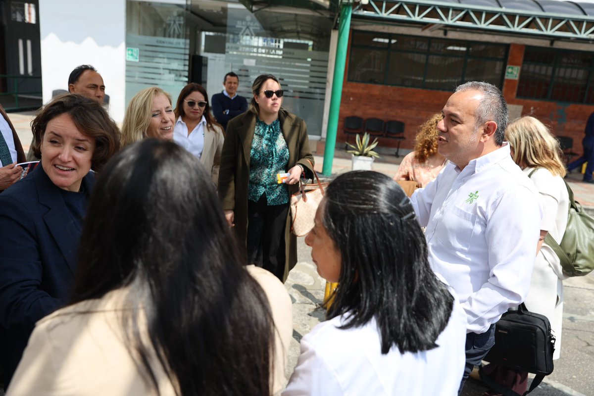 SENAComunica's tweet photo. Recibimos a la delegación española, parte de las Alianzas Globales para el Desarrollo de Habilidades para el Trabajo, junto a representantes del Banco Mundial y de la Coordinación Nacional de Relaciones Internacionales del SENA. Durante su visita, el recorrido inició en el Centro de Talento Humano en Salud, donde conocieron sus ambientes de formación especializados en el sector de cuidados. #AliadosSENA