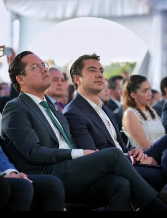 -Asegúrate de tomar mi mejor perfil 
-pero cuál es ?
- te dije qué el mejor !

*son regachos sus fotógrafos, siempre sale en su peor ángulo 🥲