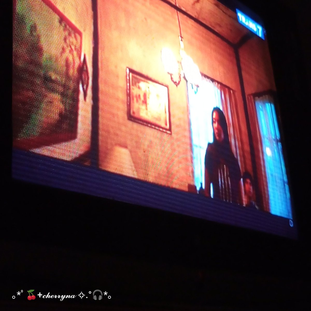 naleaa0919's tweet photo. orang gila mana yg nonton pengabdi setan sedeket ini? https://t.co/GilaZFxPkW