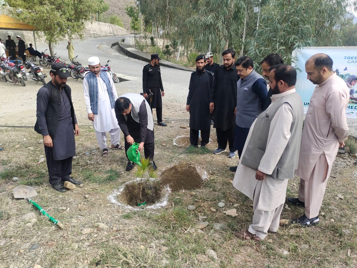 DcTorghar's tweet photo. ڈپٹی کمشنر تورغر  نے احساسِ شجر پروگرام کے تحت محکمہ واٹر شیڈ کے تعاون سے ڈسٹرکٹ ہیڈ کوارٹر جدباء کے احاطے میں پودا لگایا۔ اس موقع پر ایڈیشنل ڈپٹی کمشنر تورغر فنانس نے بھی پودا لگایا۔

ڈپٹی کمشنر تورغر نے کسانوں اور کاشتکاروں میں مفت پودے بھی تقسیم کئے۔
@CSKPOfficial 
@PMRUKP https://t.co/R262K4PaR5