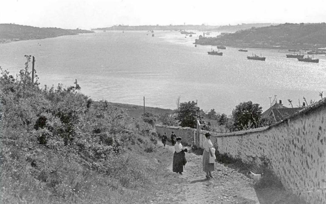 100 yıl önce Çengelköy sırtlarından Tarihi Yarımada manzarası. Iraida Barry ne enteresan kadın, duruşu hep aynı. Bir fotoğraftan kes, diğerine koy, hep aynı. Ayaklarında o topuklularla bayırlarda yürümek de cabası.