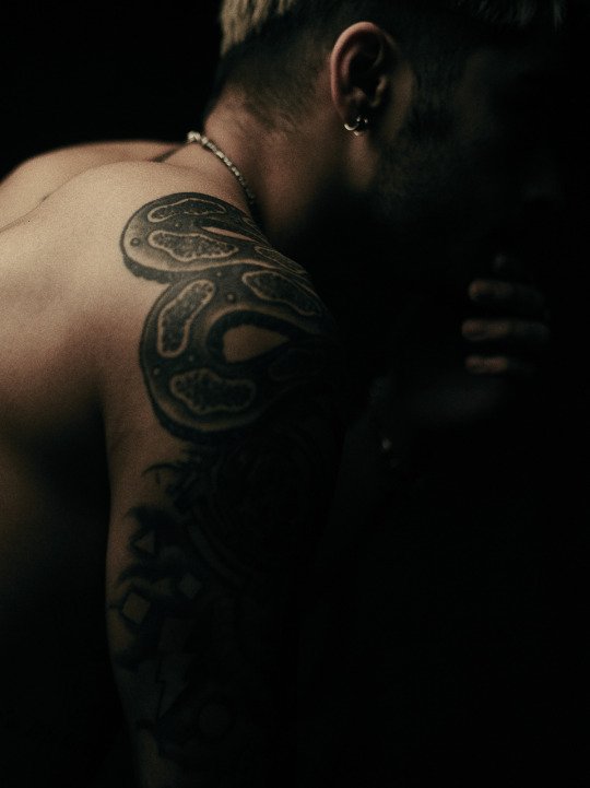 ZaynJMalikARG's tweet photo. 10 años desde aquel día que una nueva era comenzó y de la mejor forma. 

MIND OF MINE fue, es y será EL ÁLBUM, con todo el significado que queramos darle. Siempre dije y sigo manteniendo que la mejor forma de describirlo es: ARTE PURO ✨❤️‍🩹 #MindOfMine https://t.co/VHOEYVccrR