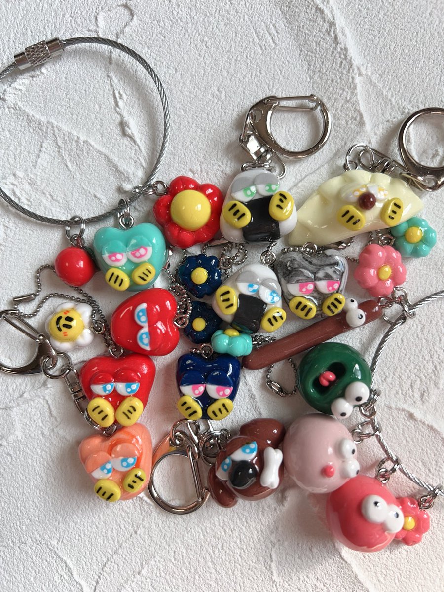 who__86's tweet photo. イラスト担当はるちゃん、
樹脂粘土キーホルダー制作始めました🫶🏻
インスタDMにて購入可能👌🏻 ̖́-︎
一部sold outしています🙇‍♀️
#樹脂粘土 #キーホルダー #ミニチュア
#オリジナル #ハンドメイド https://t.co/FXdArBY5Zp