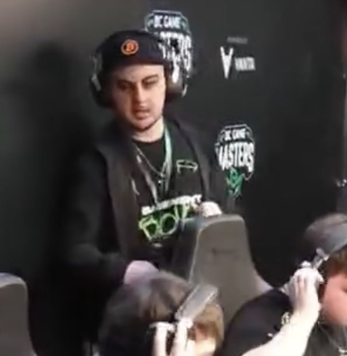 ZicCSGO's tweet photo. @ViTaaaxD @dmacheatcs @FACEIT_Darwin @FACEITSupport vita wtf are you doing in background walking https://t.co/oMeYbP0GFW