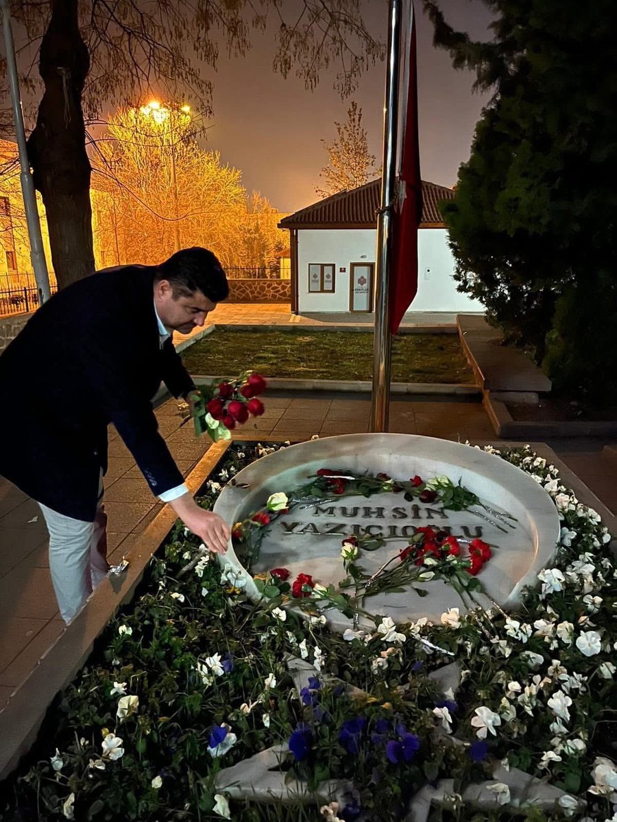 BİSMİLLAHİRRAHMANİRRAHİM...

Rahmetli MUHSİN YAZICIOĞLU Başkanımızı  kabri başında ziyaret ederek dualar ile andık.

Mekanı cennet olsun.

Rabbim; bizi bugün de dua edenlerden, her daim şükredenlerden ve dosdoğru sevmeyi bilenlerden eyle.…