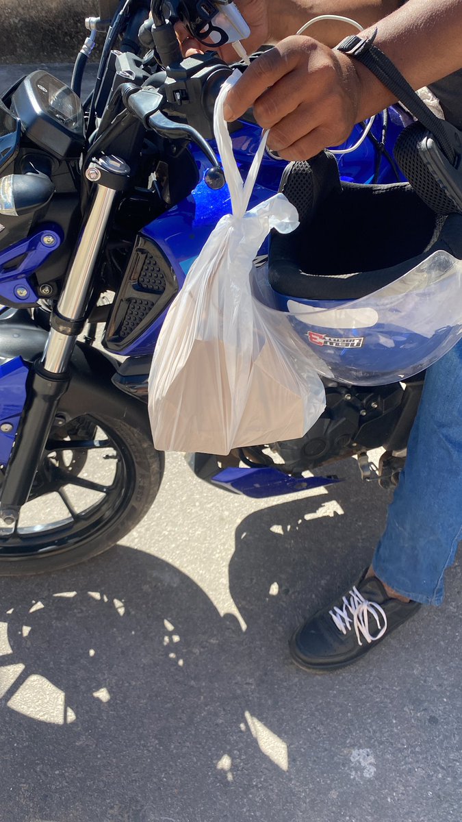 Ocanhax's tweet photo. @voude99 Esse motorista pegou minha entrega às 09:45 e até agora (14:23) não entregou, uma corrida que não levaria nem 5min!! Me ajudem a compartilhar, não é de valor alto mas é meu trabalho e é dinheiro!!! https://t.co/08aW86phOF