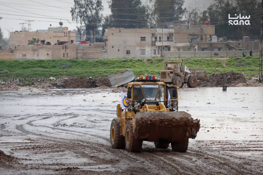 جهود متواصلة وإنسانية تتجلى. #وزارة_الطوارئ وإدارة الكوارث تواصل عملها الميداني في الحسكة إثر الأمطار الغزيرة، لتفتح جسر البيروتي وتُقيم السواتر الترابية حول كراج السوق في حي غويران، في استجابة سريعة تحمل روح التضامن والصمود.
#وزارة_الطوارئ
#الحسكة 
#الجمهورية_العربية_السورية