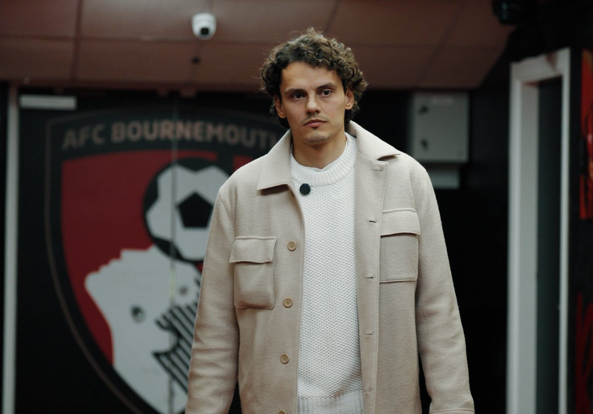 JoueursTR's tweet photo. Enes Ünal : "𝗡𝗢𝗨𝗦 𝗗𝗘𝗩𝗢𝗡𝗦 𝗘̂𝗧𝗥𝗘 𝗔𝗕𝗢𝗡𝗡𝗘́ 𝗔𝗨𝗫 𝗚𝗥𝗔𝗡𝗗𝗘𝗦 𝗖𝗢𝗠𝗣𝗘́𝗧𝗜𝗧𝗜𝗢𝗡𝗦 ⵑ" 😤🇹🇷

Le buteur de Bournemouth évoque le manque d’ambition de la part des Turcs. ⬇️

"Nous ne sommes pas au niveau de la Belgique, alors qu’Istanbul est plus peuplée que toute la Belgique.
Ma femme est belge et je discute souvent de football avec son père, il m’exprime son mécontentement par rapport au niveau des joueurs en sélection.

La Turquie a actuellement une bonne génération, mais il faut que cela continue : chaque année, de nouveaux cracks doivent apparaître. On est un pays de 80 millions d’habitants, on ne peut pas se contenter du minimum. On parle constamment des générations de 2002 et 2008, oui c’est bien, mais il faut à nouveau marquer l’histoire.

Nous devons participer continuellement aux grandes compétitions et, même si on sort au premier tour, ce n’est pas la fin du monde. Les gens pensent qu’en participant une fois, on va directement aller en finale et la gagner. Non, ce n’est pas comme ça.

Regardez l’Angleterre, elle a eu plusieurs grosses générations et pourtant, elle a perdu je ne sais combien de finales.

On doit continuer de travailler sur tous les aspects, la Turquie doit devenir une top nation mondiale." 

On applaudit 👏🏼❤️