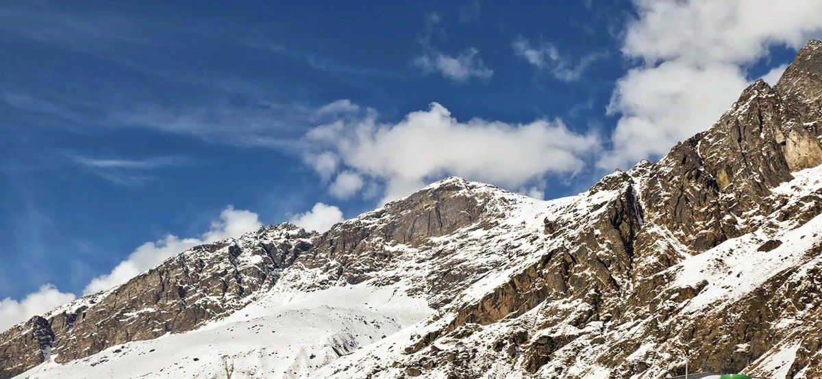 timesofindia's tweet photo. #InPics | Fresh snowfall blankets the area around Badrinath Dham Temple, turning the region into a scenic winter landscape in Chamoli.
#Chamoli #BadrinathDham #Uttarakhand #Snowfall #Himalayas #WinterScenes https://t.co/yqcfuqhL8a