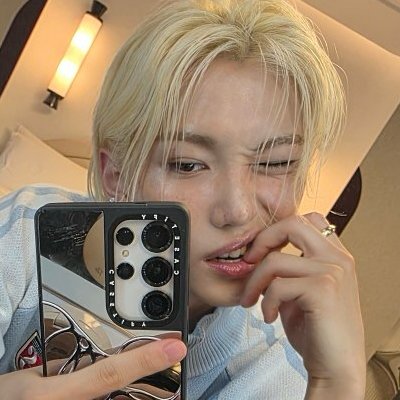 feyyre☆ tweet media