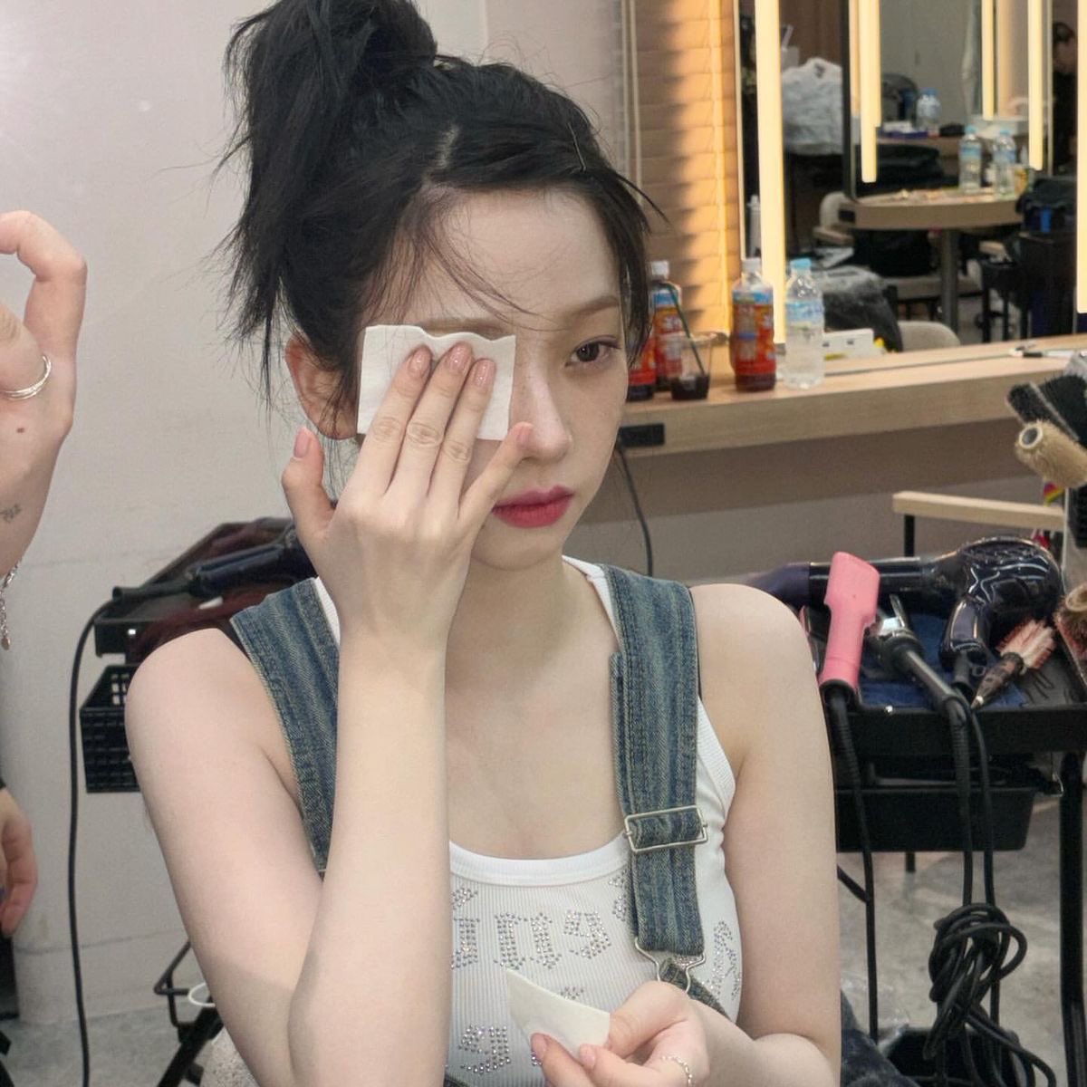 hourly karina tweet media