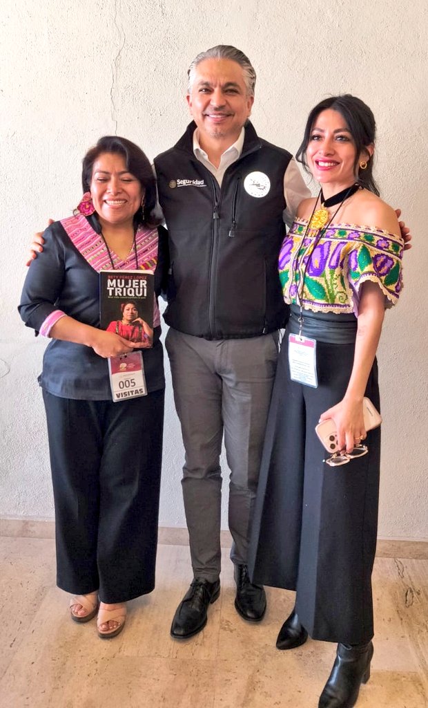 Luis_diazdeleon's tweet photo. Esta mañana muy contentos de recibir en @SSPCMexico a Bety Pérez López presentandonos su libro #MujerTriqui #UnaVidaConstruyendoLaPaz en el marco del #DíaNaranja y Alejandra Díaz moderando este conversatorio.
Una historia de resistencia y dignidad inquebrantable, aqui cabemos todas y todos. 🇲🇽⚖️🕊