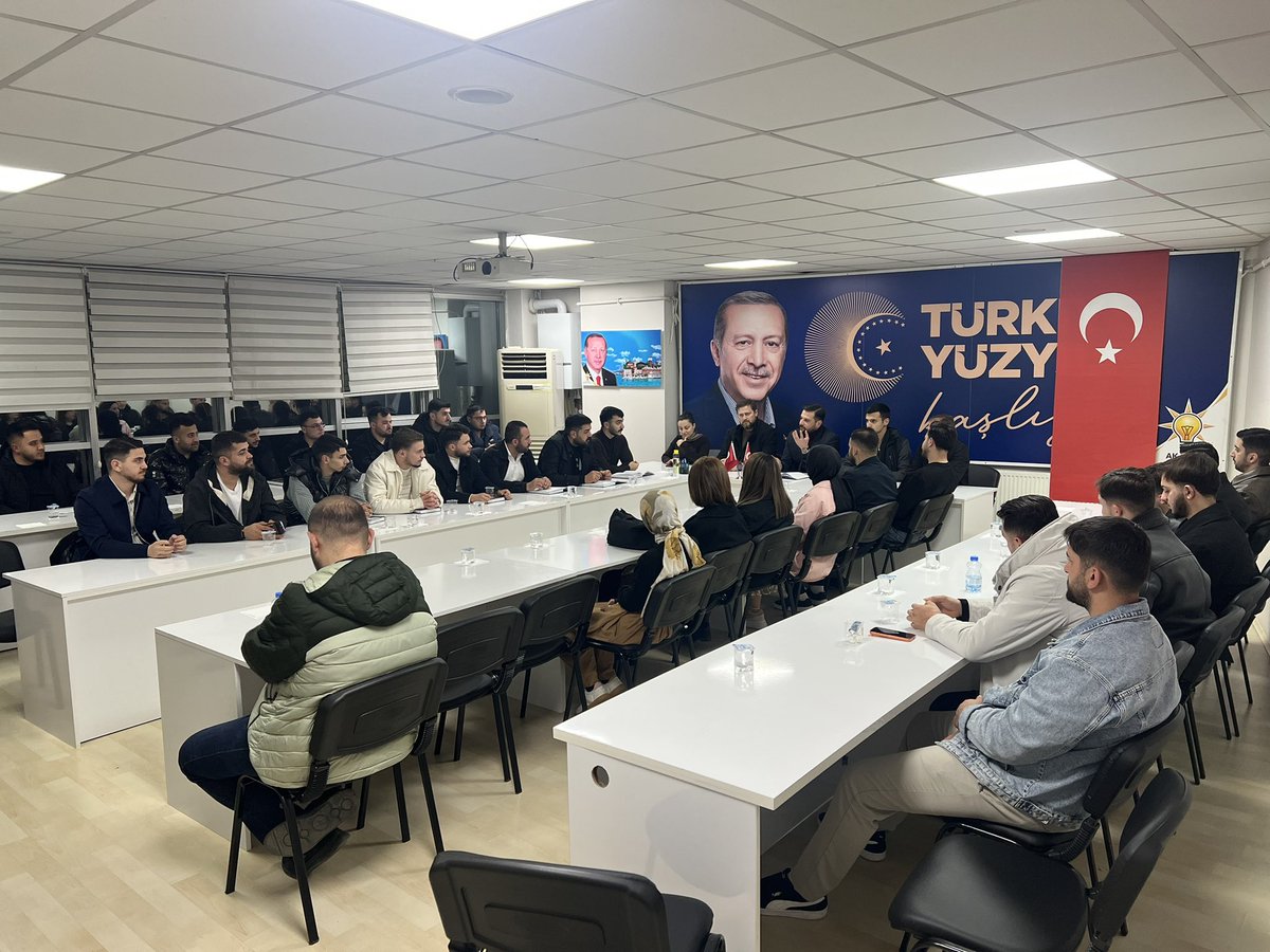 akgencderince's tweet photo. Haftalık olağan İlçe Yönetim kurulu toplantımız, İlçe Gençlik Kolları Başkanımız Sefa Bostan Başkanlığında İlçe Başkan Yardımcılarımız, Meclis üyelerimiz ve İl Yöneticimiz Hamza Çabuk’un Katılımı İle Haftalık İlçe Yönetim Kurulu Toplantımızı gerçekleşti. https://t.co/YyjvFcN64P