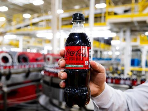 mayb1rd's tweet photo. 500 ml of Coca Cola contains 53 gm of sugar.

1 tablespoon of sugar is equivalent to 4 grams.

Therefore a 500 ml bottle of Coca Cola has 13 teaspoons of sugar. 

Drink water. It's better than soda. Anytime, Anywhere. https://t.co/NaYdQ21Yo8