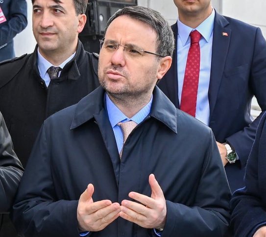 AKIN GÜRLEK
YALNIZ ADAM MI?
Adamlar hırsızlarına kol kanat gerip sahip çıkıyor.
Peki siz!..
Hırsızlarla mücadele bakanı korumakta zorlanıyorsunuz!..
👇👇

✍️Asrın yolsuzluğu davasında 
hayatı pahasına Türkiye’nin istikbali uğruna büyük risk alan Adalet Bakanı Akın Gürlek bakana