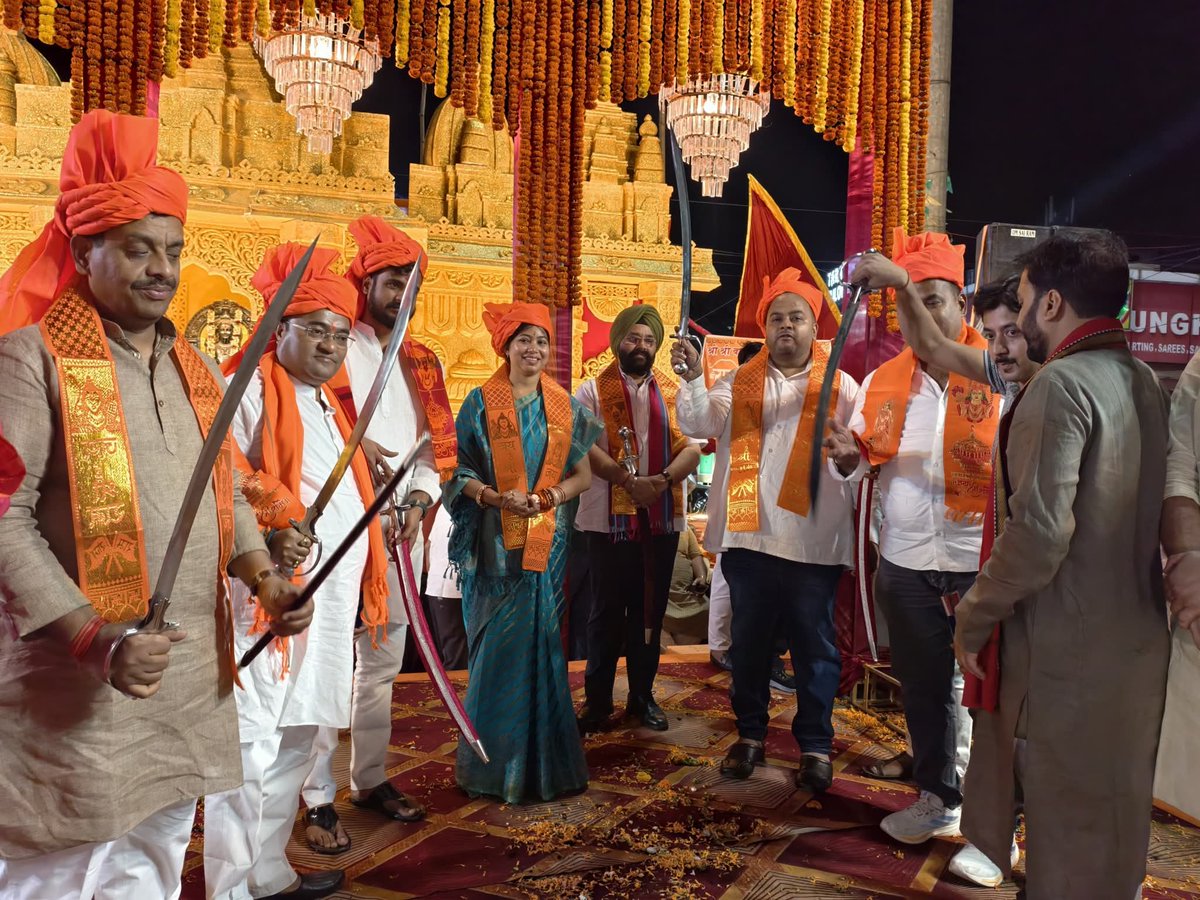 श्री श्री बाल मंदिर अखाड़ा समिति द्वारा आज साकची बाजार में आयोजित विराट रामनवमी महोत्सव के अवसर पर भव्य दीपोत्सव एवं बनारस की तर्ज पर महाआरती में श्रद्धाभाव से सहभागी होकर प्रभु श्रीराम एवं माता सीता को नमन किया तथा भक्तिमय वातावरण में महाआरती का आनंद लिया।

अखाड़ा समिति के 51वें