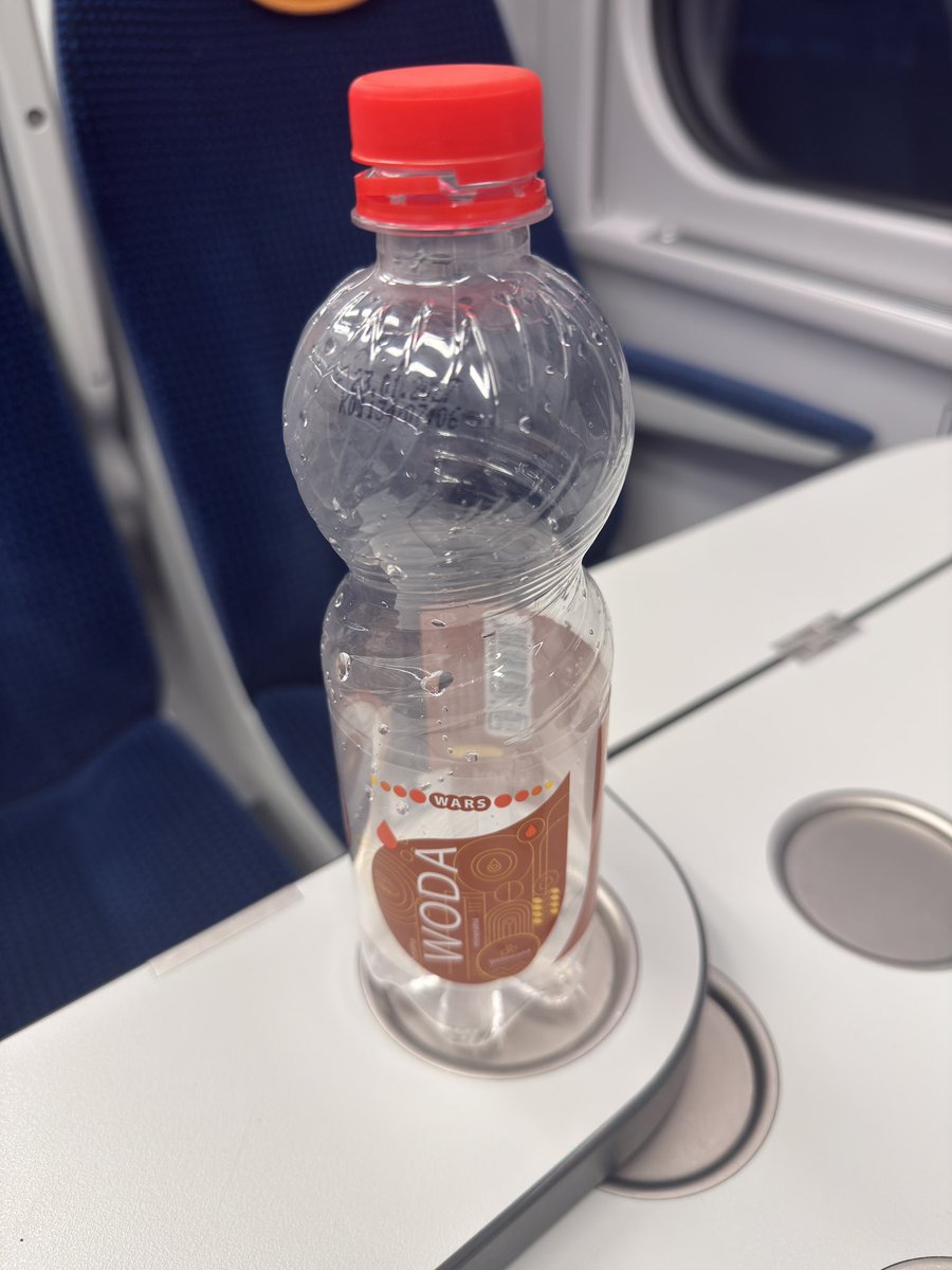 Pro tip. Jeśli 300 razy przejdziecie się pociągiem PKP Intercity z Warszawy do Gdyni i oddacie butelkę po darmowej wodzie do butelkomatu, to 301 podróż będziecie mieli gratis.. Serio, to działa. Nie wierzcie tym, co mówią,że nie ma darmowych obiadów. Otóż są, tylko trzeba być