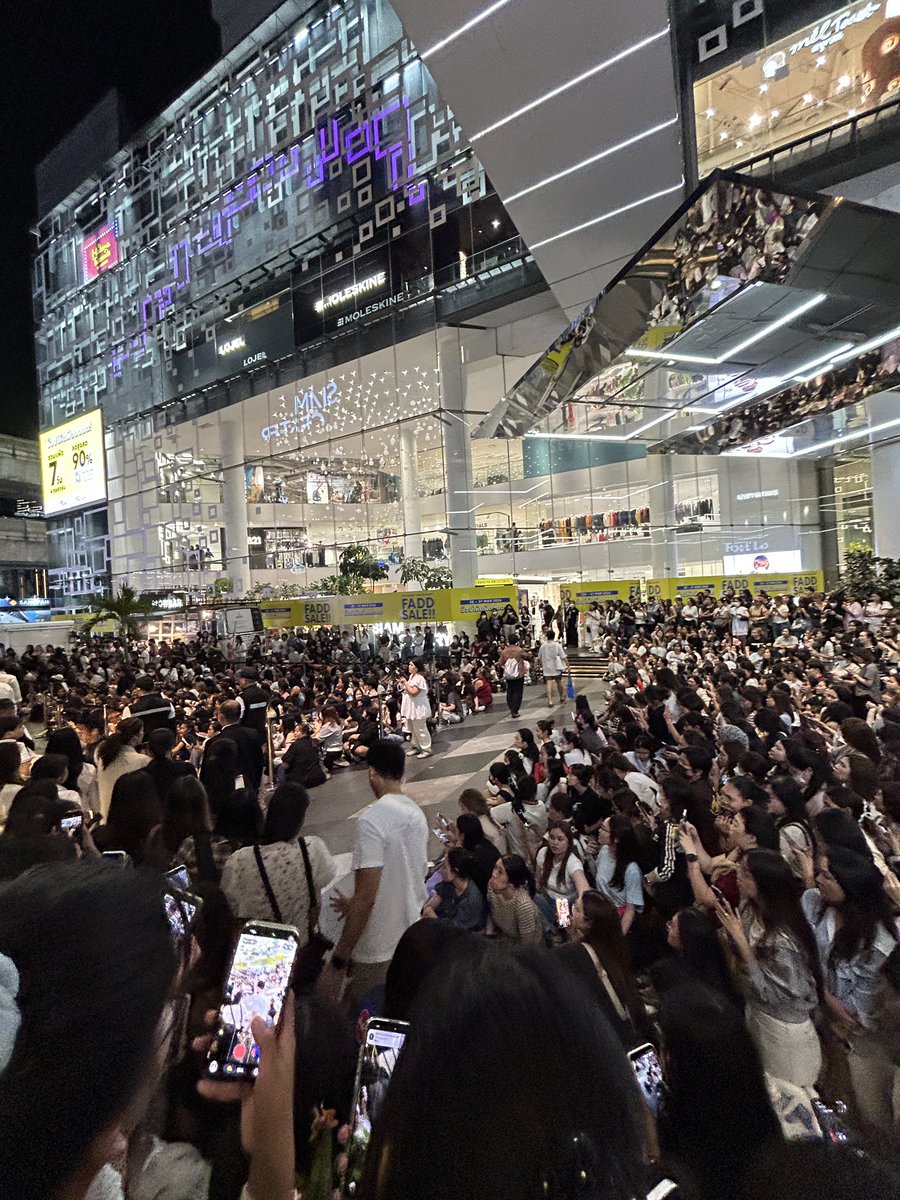 donut chocolate 🍩 tweet media