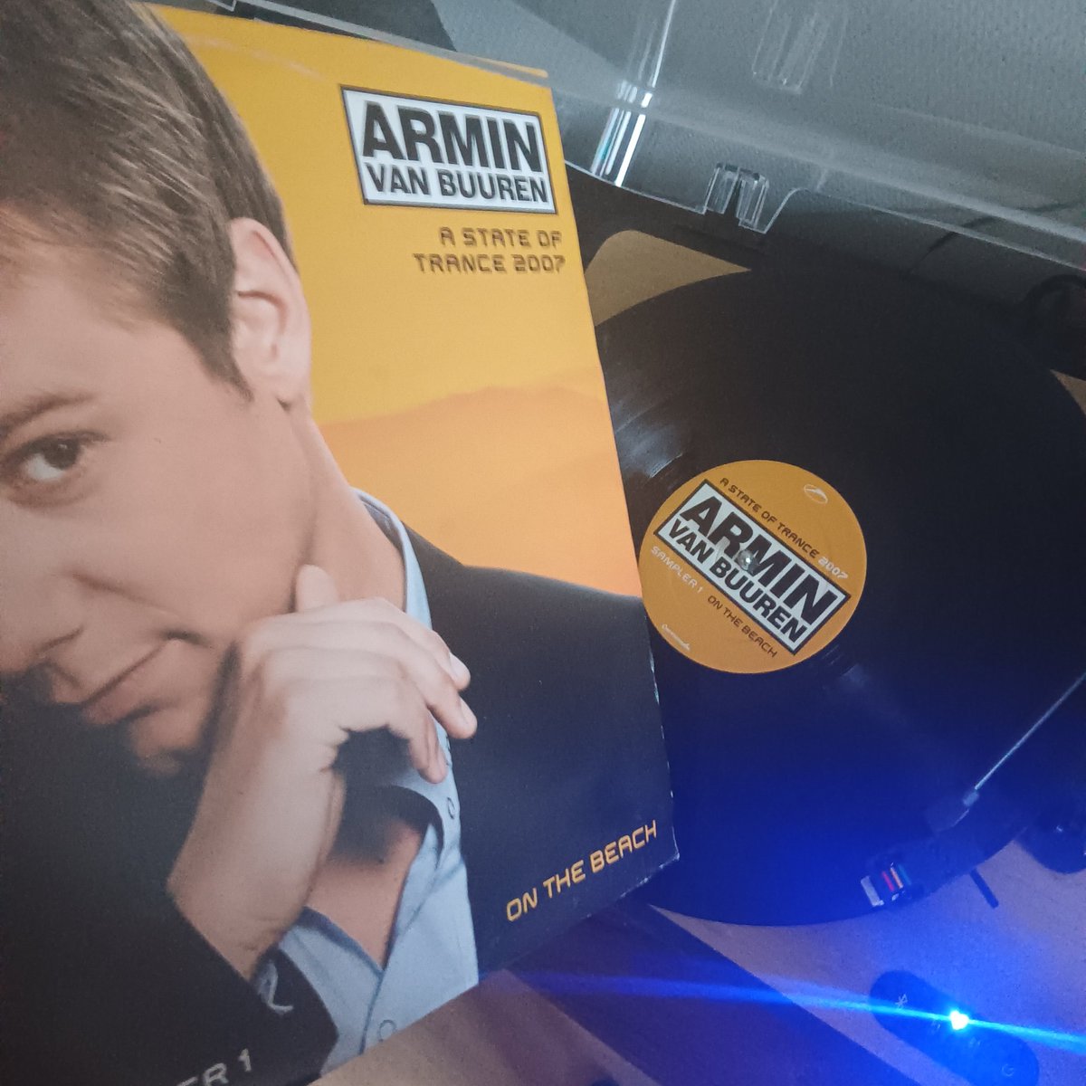 JanHenk010's tweet image. Even een 20 jaar oude #vinyl plaat van @arminvanbuuren draaien. #ASOT