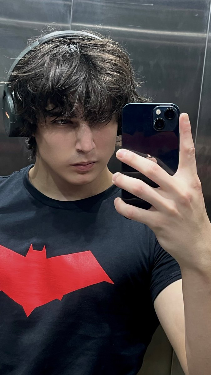 gussy_gang's tweet photo. irl jason todd 🤓 https://t.co/16QpgOyjC2