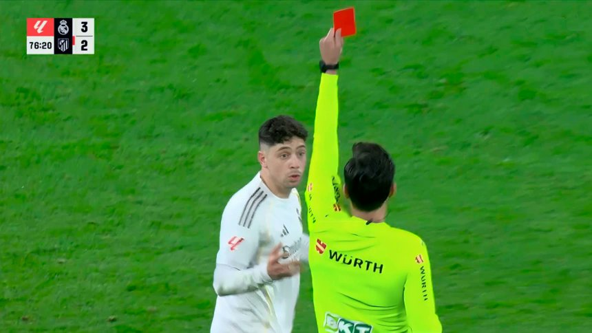 😮 لجنة الانضباط في الاتحاد الاسباني لكرة القدم، تتجاهل تقرير حكم مباراة (ريال مدريد - اتليتيكو)، الذي كتب فيه ان "الضرب كان بعيدا عن الكرة، خارج نطاق اللعب".

وتوقف فالفيردي فقط مباراة واحدة فقط.

لأول مرة لجنة الانضباط تعاكس تقرير حكم المباراة، لأن العنف خارج نطاق اللعب عقوبته