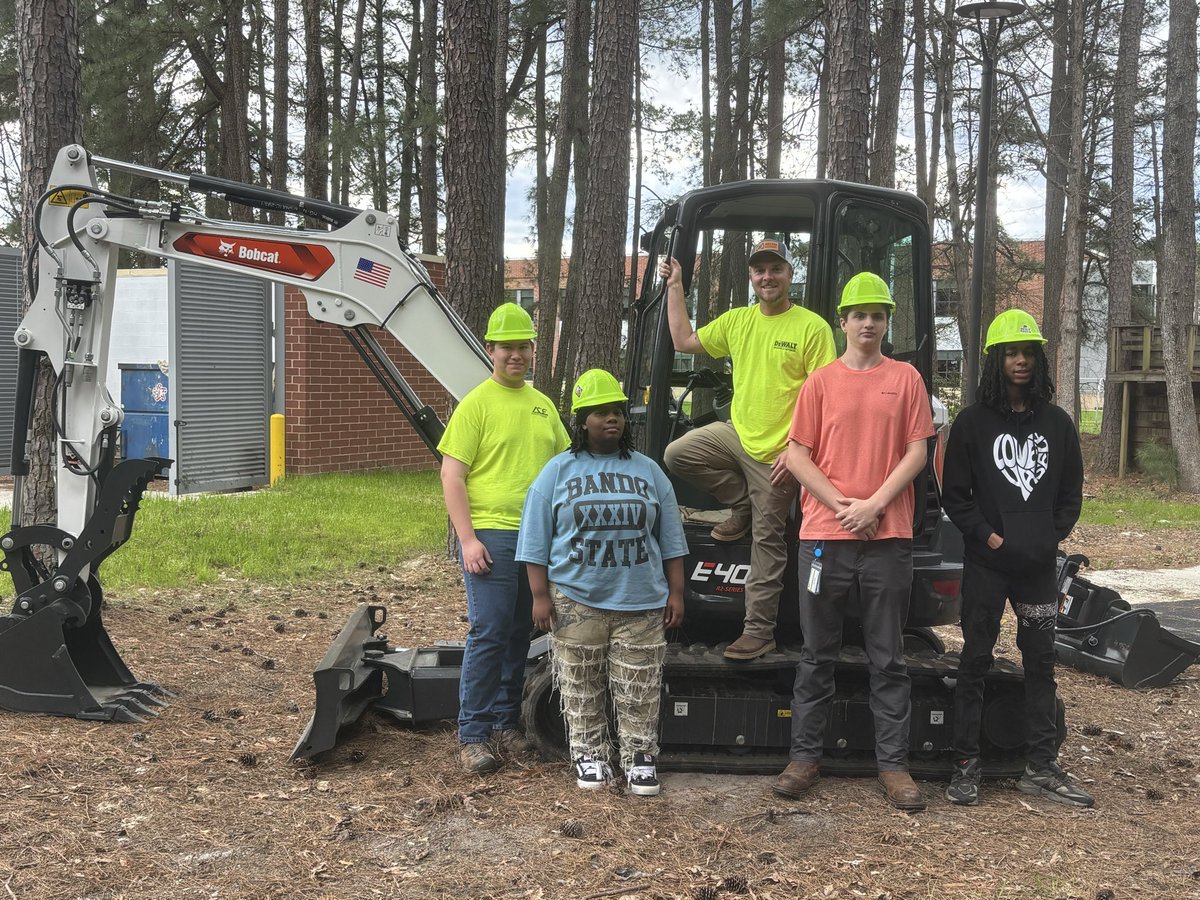 VRACECenter's tweet photo. Students had fun with the new excavator from Bobcat. It is always a great thing for students to use real world equipment to learn from. https://t.co/9PyeVdDh5m