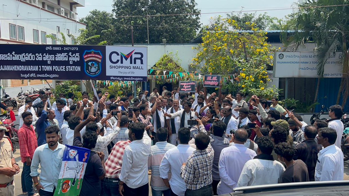 🚨 #TDPAntiDalit

దళితులను కించపరిచిన వారిపై కేసు నమోదు చేయాలి..తెలుగుదేశం పార్టీ నుండి బహిష్కరించాలి..దళితులకు క్షమాపణ చెప్పాలి

ఆదిరెడ్డి దళిత వ్యతిరేక వైఖరిపై అంబేద్కర్ విగ్రహం వద్ద వైయస్ఆర్ సీపీ శ్రేణులు నిరసన, ప్లకార్డులు నినాదాలతో హోరెత్తిన దళిత వర్గాలు..

రాజమహేంద్రవరంలో