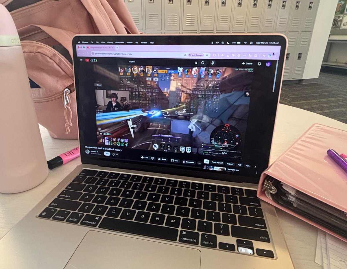 slyviee ☭ tweet media