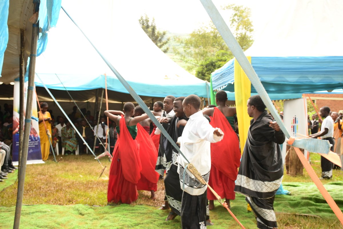 Nyamagabe's tweet photo. Mu Murenge wa #Musange habereye ibirori byo kwizihiza Umunsi Mpuzamahanga w'Amazi byahujwe no gutaha umuyoboro w'amazi wa Kariba-Jenda-Masizi wubatswe ku bufatanye na @waterforpeople. 1/3 https://t.co/xWF1z5Dcfr