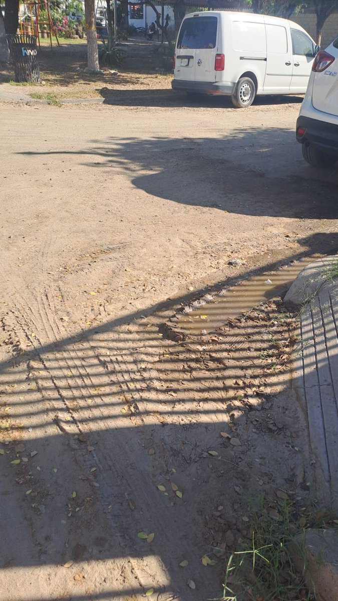 Por no reparar correctamente fuga en Calle P. de las Violetas y P. de las Margaritas Poniente, se crea foco de contaminacion, deterioro de pavimento, polvo, daños a la salud y a pavimentacion
<a href="/aguahermosillo/">Agua de Hermosillo</a> <a href="/HermosilloGob/">Gobierno de Hermosillo</a> <a href="/tonoastiazaran/">Antonio Astiazarán</a> <a href="/DGDI_Hmo/">Desarrollo de Infraestructura</a> <a href="/pichonpavlovich/">Sergio Pavlovich</a>