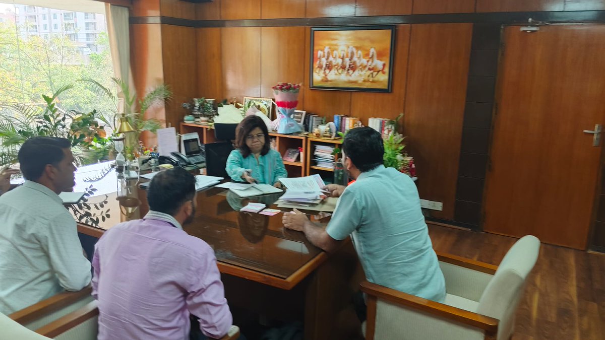 राजस्थान बिजली वर्कर्स फैडरेशन के प्रतिनिधियों ने चेयरमैन डिस्काम्स सुश्री आरती डोगरा जी को #राजस्थान प्रदेश की ऊर्जा सचिव एवं चेयरमैन RRVPN बनने पर उनसे शिष्टाचार भेंट कर उन्हें इ शुभकामनायें प्रेषित की।🌹
हमें उम्मीद है उनके कुशल प्रबंधन से प्रदेश के बिजली उपभोक्ताओं को बेहतर