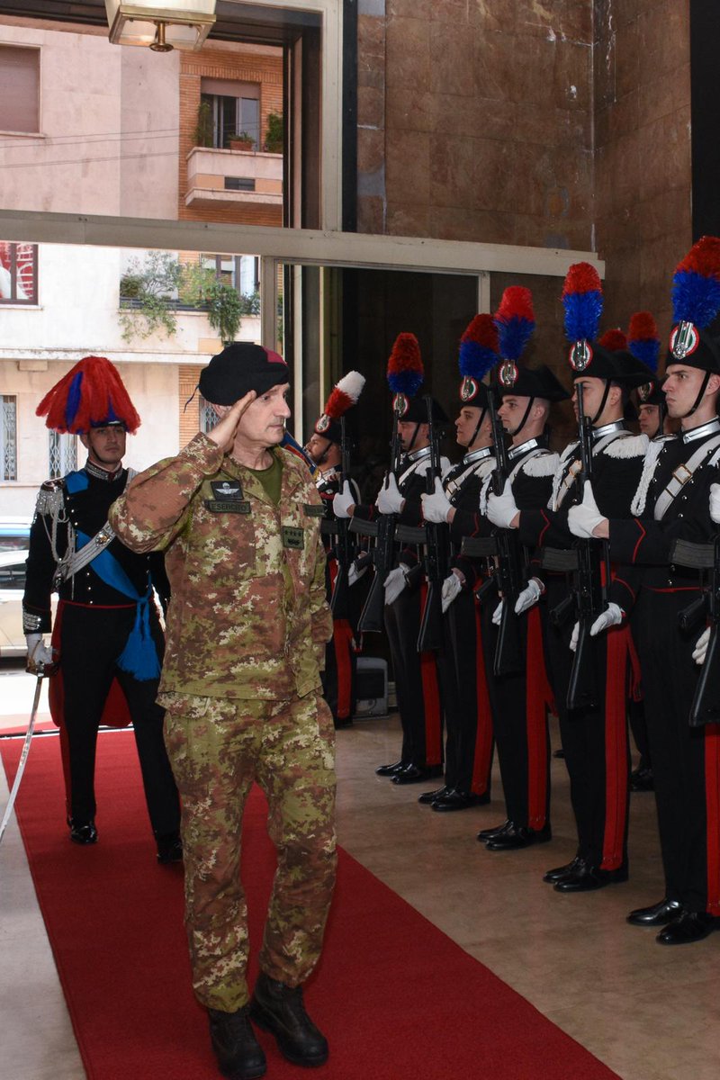 SM_Difesa's tweet image. 🇮🇹 A #Milano, il Capo di #SMD, Gen. Luciano #Portolano, ha visitato oggi il Comando Interregionale Carabinieri “Pastrengo”, nell’ambito di una serie di visite che si svolgeranno nei giorni 25 e 26 marzo, ad alcuni Reparti delle #ForzeArmate presenti in #Lombardia. Previsti anche