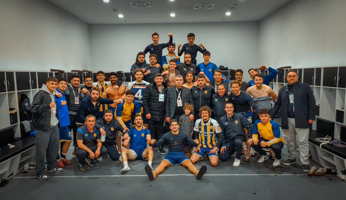Ankaragucu's tweet photo. +3 Galibiyet pozu! 🔥🔥👑 #Ankaragücü 💛💙 https://t.co/WWbS6qH4NR