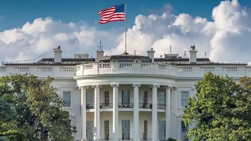 البيت الأبيض يحذر: إذا لم تقبل إيران "حقيقة هزيمتها" فقد يشن ترامب ضربات أقوى