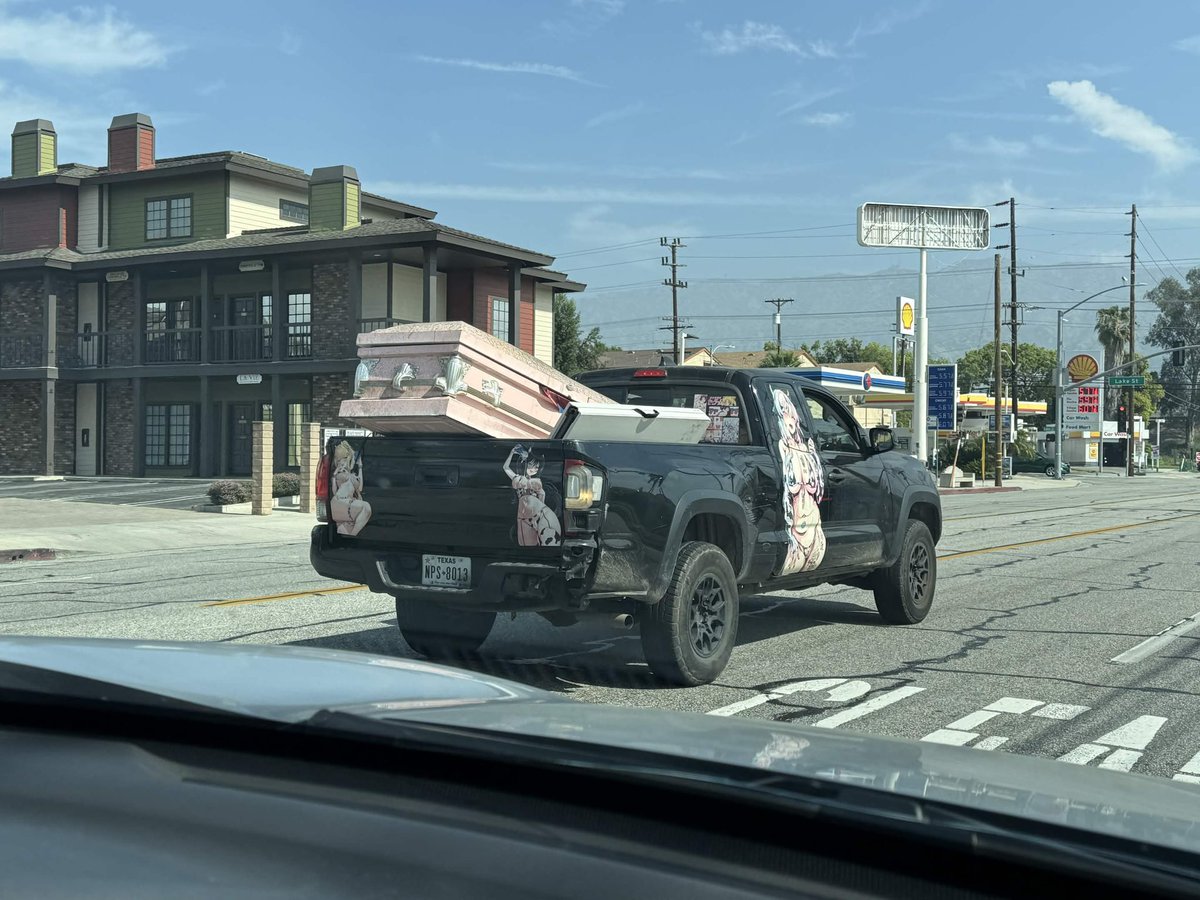 avkamit's tweet photo. @TheSlickPens @aspenbee4 i want to know more about this truck. friends saw it over the weekend with a pink coffin in the back.. 😳 https://t.co/UvMlVErPEg