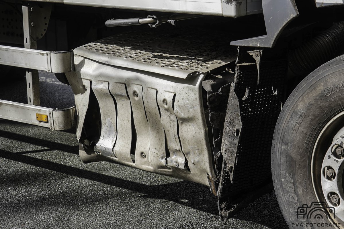 Flinke botsing tussen vrachtwagen en auto