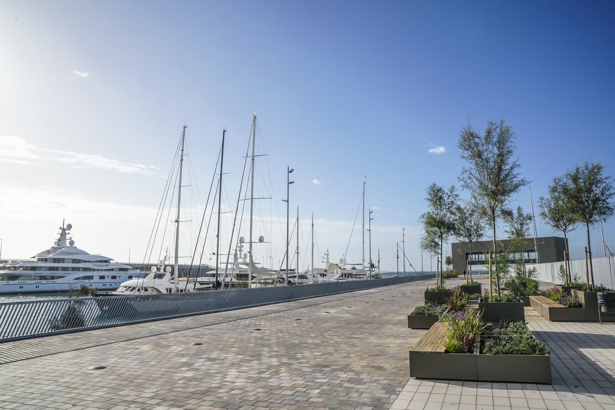 PortdeBarcelona's tweet photo. La moda torna a mirar al mar! 🌊
Del 14 al 17 d’abril, el #PortVell serà l’escenari de la 37a edició de la @080_bcn_fashion.
La Rambla del Rompeolas i @MarinaVelaBCN acolliran 26 desfilades. Una aposta per la creativitat que ens posiciona com a motor del disseny i la innovació. https://t.co/nxVDNdtyCq