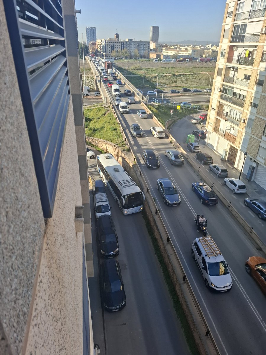 fjordanv's tweet photo. @policialocalvlc otro día más un camión o un autobús (en este caso) atascado en la entrada desde la V30 a la calle Jose Soto Micó. Los coches, mal aparcados en ese tramo impiden que puedan pasar. ¿En ese tramo desde el acceso hasta Rafael Lapesa Melgar está permitido aparcar? https://t.co/S7yWLmvL2d
