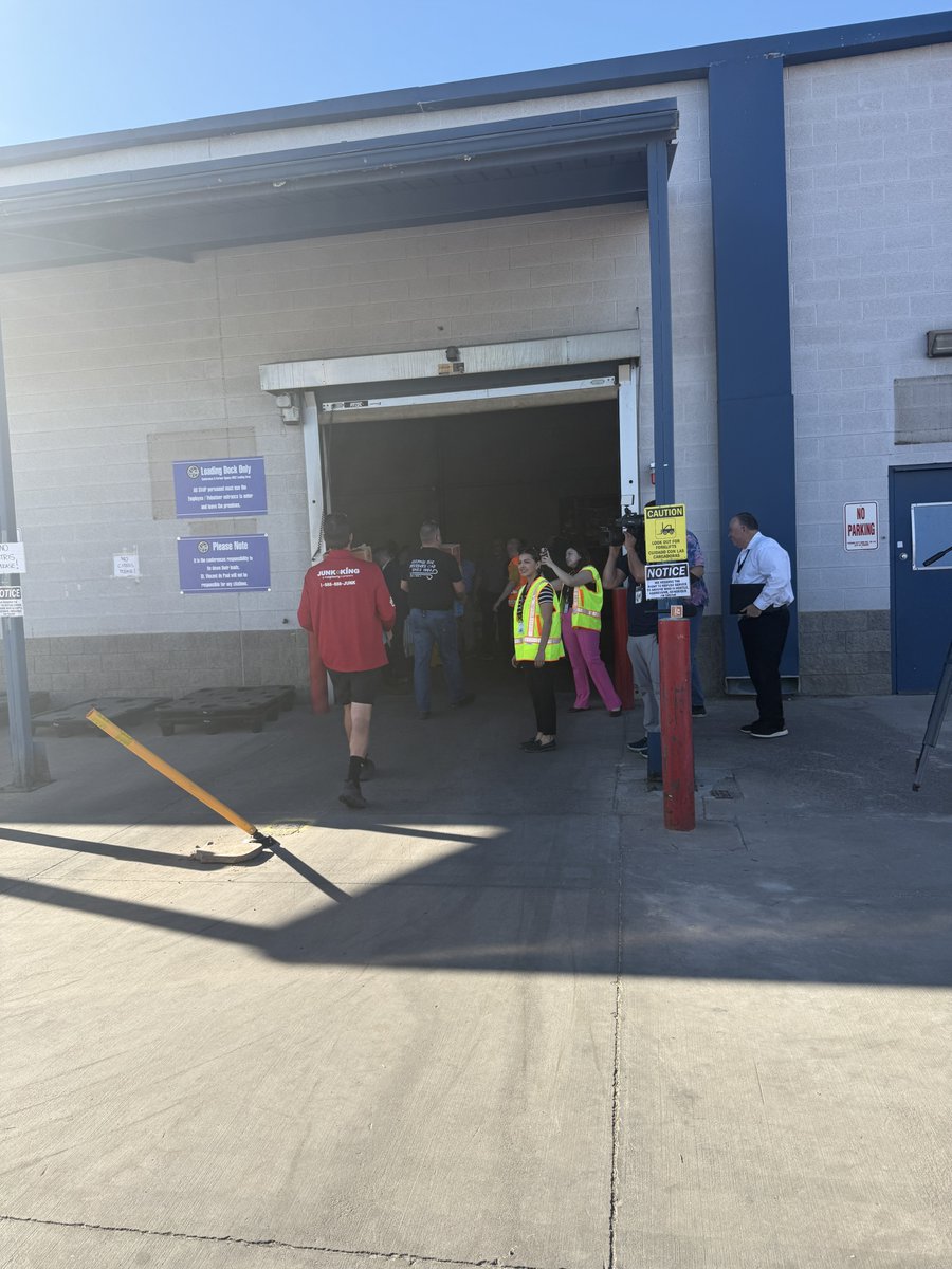 phoenixjunk's tweet photo. We’re proud to be part of this incredible effort with Executives' Association of Greater Phoenix , helping deliver 4,200 boxes of Girl Scout cookies to St. Vincent de Paul to help a local girl scout go to camp. 🍪

Junk King Phoenix also pitched in by donating bikes 🚲
This is... https://t.co/69bXEk1JUg