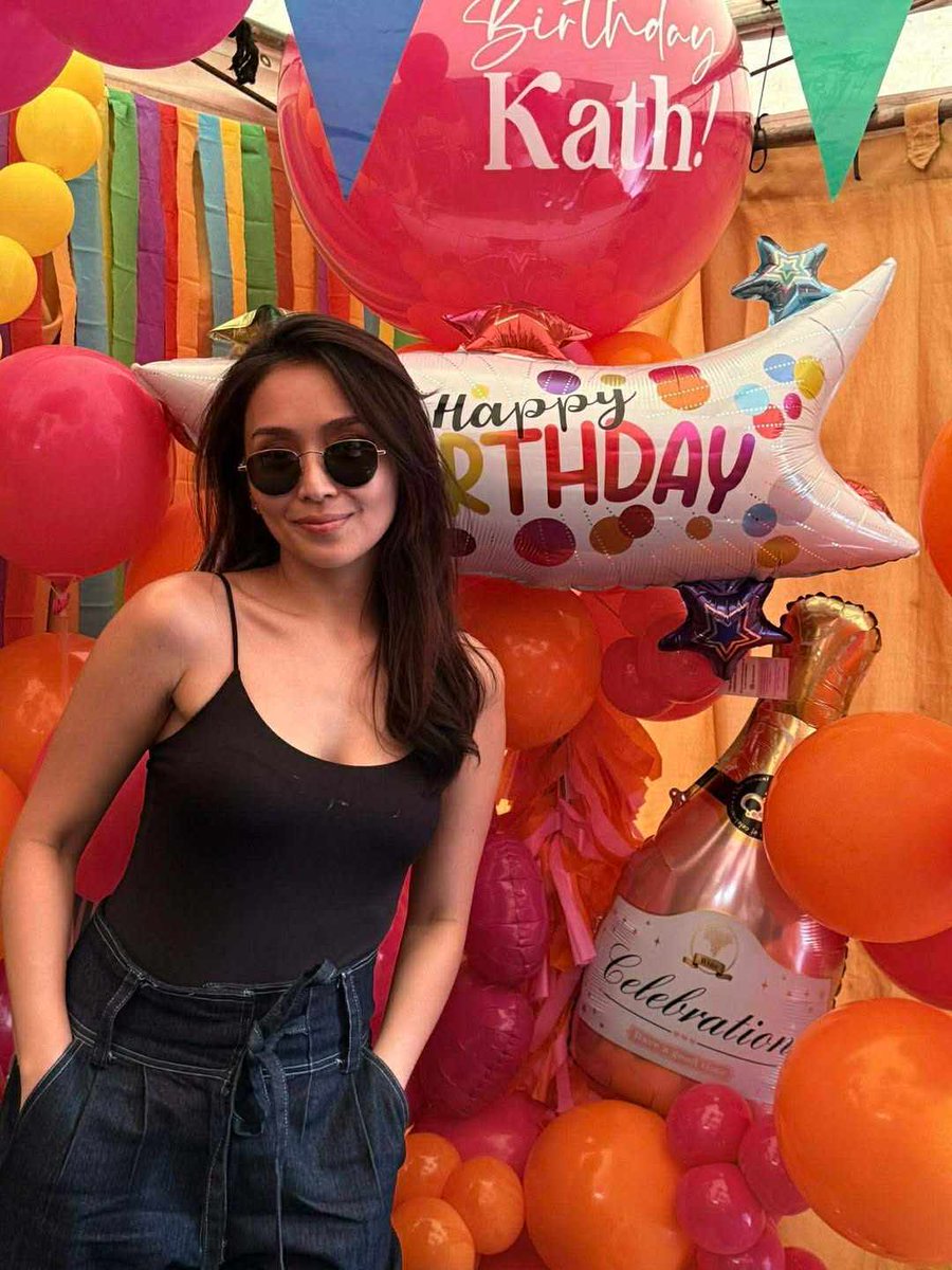 shei54118's tweet photo. QUEEN KATHirty MAGICAL YEARS  🥳😻
#KathrynBlessedAt30 💖🎉 https://t.co/ZWL33hcH9j