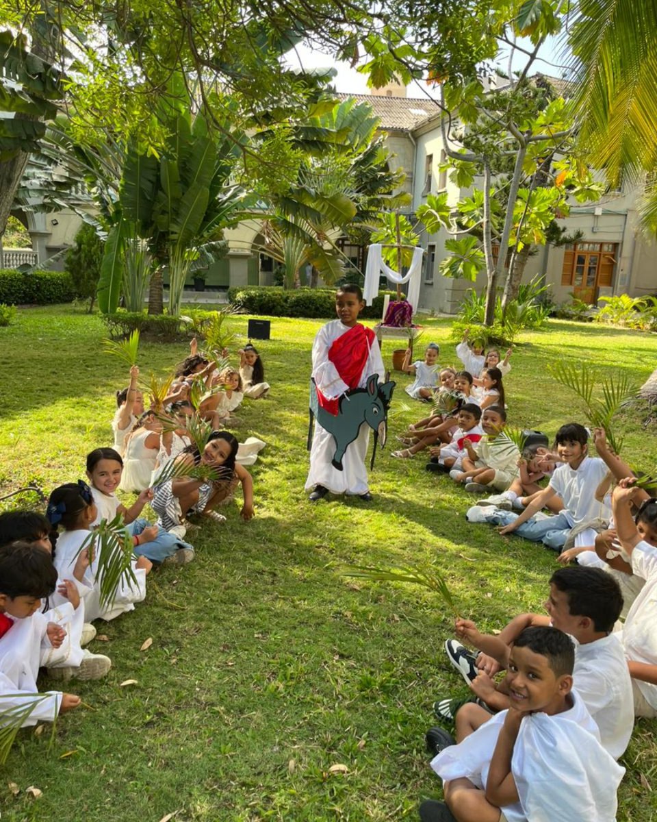 laensenanzabaq's tweet photo. Celebramos el Domingo de Ramos, dando inicio a la Semana Santa, recordando que el amor siempre vence y que Jesús es rey de nuestros corazones.

Abrimos nuestras puertas y, sobre todo, nuestro corazón para recibirlo con fe, gratitud y esperanza. https://t.co/xdbhkOxpMY